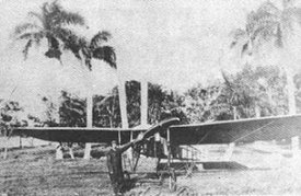 Rosillo y su Bleriot-XI junto a las palmas cubanas (Foto de la aviacion civil en Cuba)