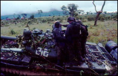 Soldados cubanos sobre un T-55 en Angola