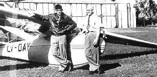 Che Guevara junto a su tio en los dias que volaba planeadores