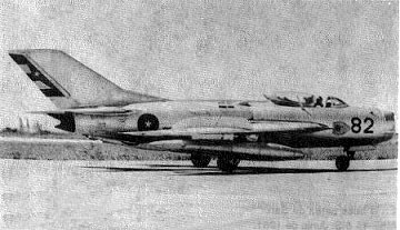 MiG-19P N°82 con tanques adicionales de combustible
